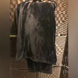 Kate Spade New York black ultra-plush fleece blanket Full/Queen Size
